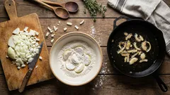 Proč by se cibule měla před smažením obalit v mouce: tajemství ze zapomenutých kuchařek.