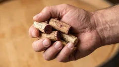 Upcyclingový poklad: opravte nábytek, který poškrábává podlahu a vydává hluk, pomocí korku